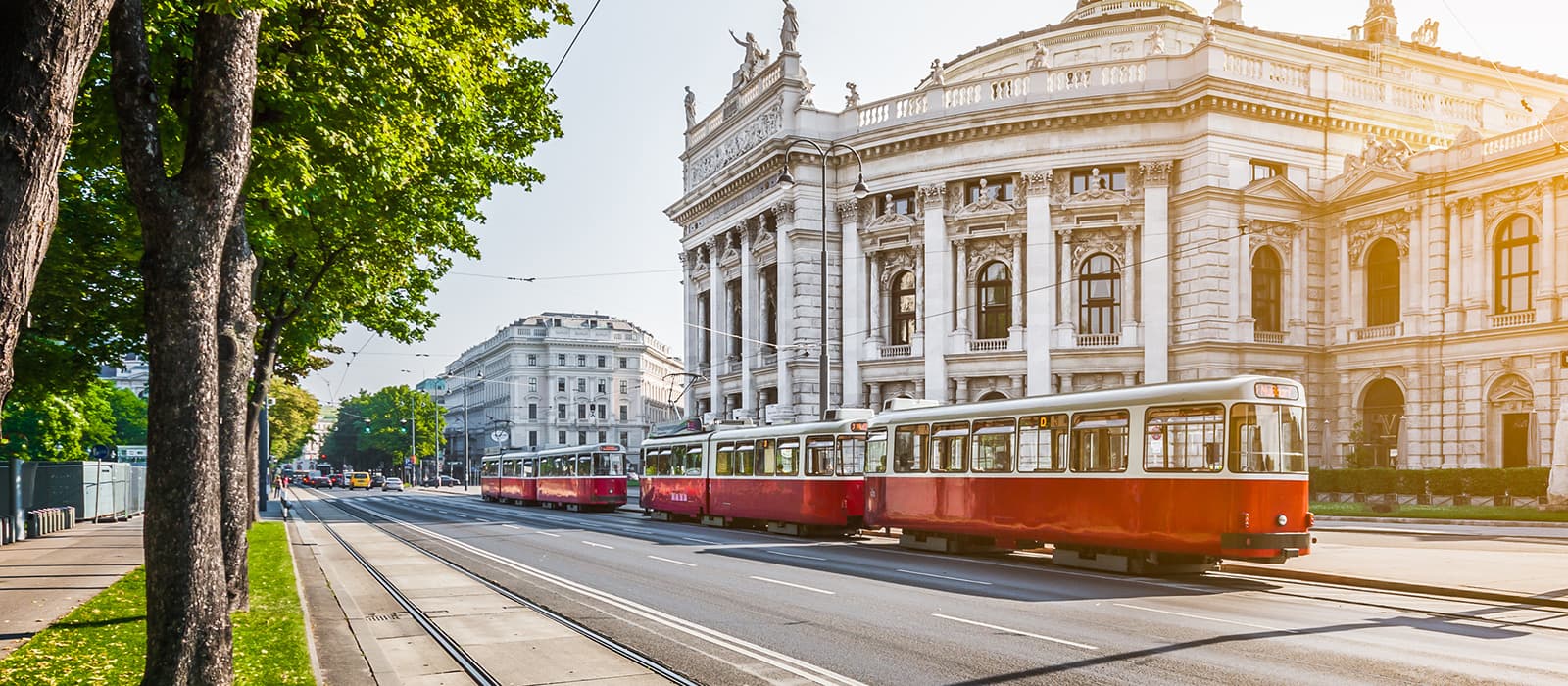 Eine Straßenbahn fährt am Burgtheater Wien vorbei